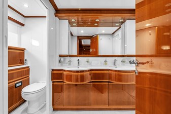 Ferretti Yachts Custom Line 94 75 