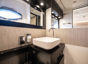 MAGIC of AYR 27 2021 Pershing 9X - Magic of Ayr - Port Guest Ensuite