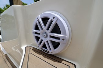 ANTANI 20 330-SUNDANCER-SEA-RAY-2014-YACHTSBLUE-SPEAKERS