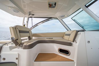 2019 Pursuit DC 325 Dual Console 39 