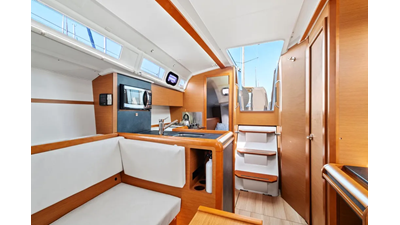 2014 Jeanneau Sun Odyssey 349 13 