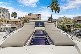 LUCKY ONE 34 Bow lounge seats up