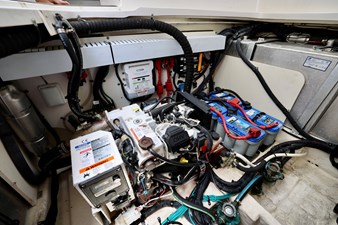 ANTANI 40 330-SUNDANCER-SEA-RAY-2014-YACHTSBLUE-GENERATOR