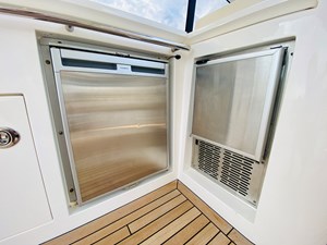 ESSENCE 53 54_2010 60ft Sunseeker Predator ESSENCE