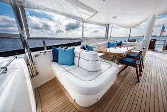 SOUTHERN BELLE 54 Flybridge Stbd. Side