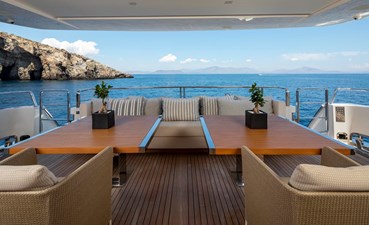 Dinaia SAN LORENZO SL 106 9 Deck dining central view