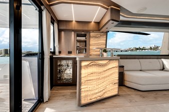 Yacht 18 Salon Bar