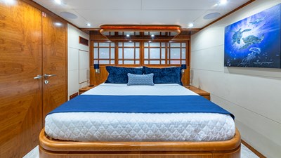 B HAPPY 39 VIP looking outboard 