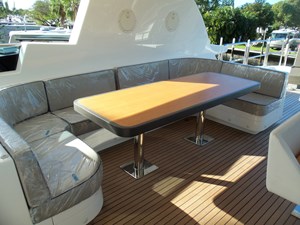 JOHNSON 93 OPEN BRIDGE 43 Starboard side settee