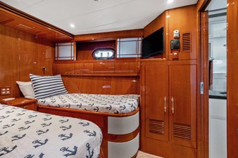 JEF82110L506 54 55_2006 82ft Jefferson Starship Pilothouse