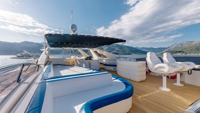 LADY MURA 14 9Yacht_ladymura_Superyacht_IYC_flybridge2