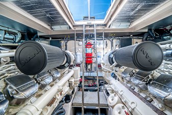 RECON ROYALE 47 Engine room