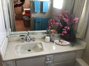 MON SHERI  44 Starboard Twin Cabin Head