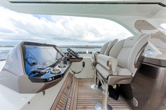 Yacht 72 Flybridge Helm
