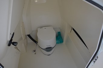 Boston Whaler 250 25 Head