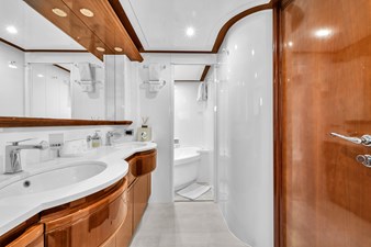Ferretti Yachts Custom Line 94 76 
