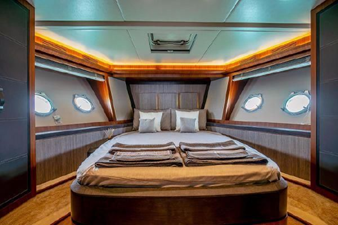 2012 Monte Carlo Yachts 65 MCY 7 8