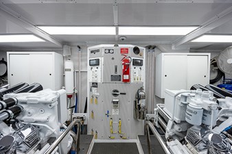 SUPERSTAR 51 ENGINE ROOM