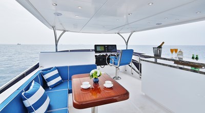 JOHNSON 80' FLYBRIDGE W/HYDRAULIC PLATFORM  29 FB looking fwd   