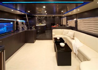 JOHNSON 80’ SKYLOUNGE W/FISHING COCKPIT  1 Salon looking forward