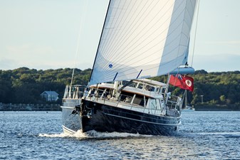 CABOCHON 25 24. Under sail.