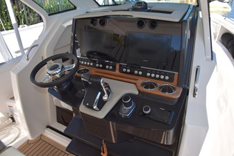 ERIKA RAY 33 Mercury control and tilting helm wheel  