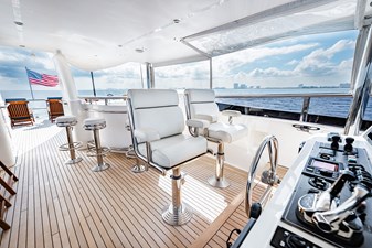 SOUTHERN BELLE 53 Flybridge Port Side