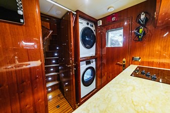 SOUTHERN BELLE 76 Crew Common Area