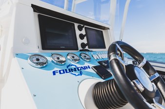 Fountain 38 Center Console 15 731A4119