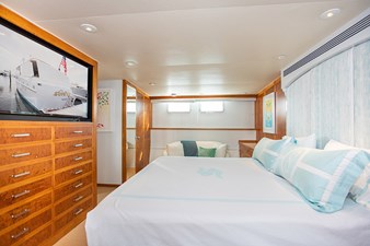 SOVEREIGN 28 Owner Stateroom