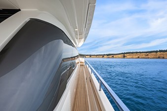 ESSENZA 51 Starboard Side Deck