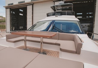 MAXWELL 64 12 Foredeck Sitting Arrangement