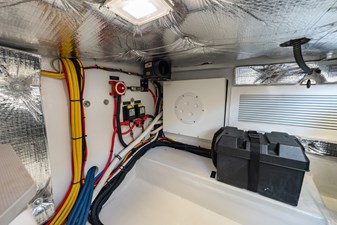 LOLA  48 Engine room