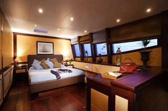102' 2007 Blubay 102 1 Owner's Suite