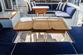 CABOCHON 30 29.Mid cockpit dining area.