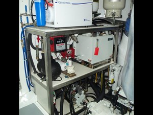 JOHNSON 93 OPEN BRIDGE 54 Portside aft equipment