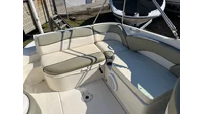 2005 Sea Ray 240 Sundeck 7 