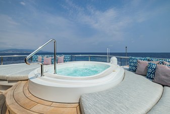 DREAM 35 Six-person jacuzzi 