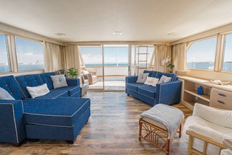 1984 Burger Raised Pilothouse 14 Spacious Salon