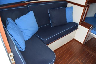 RAMPAGE 31 L-shape settee to portside