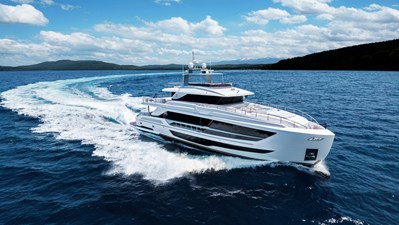 Horizon FD110 0 FD110 crusing through ocean waters.