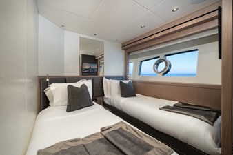 EOS 35 DOUBLE GUEST CABIN 