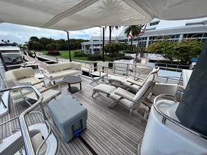 Pura Vida 35 Flybridge Aft Seating lounge area