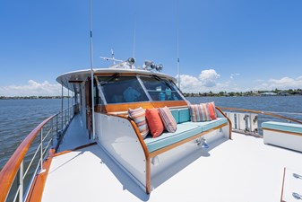 ABSOLUTE 33 Foredeck