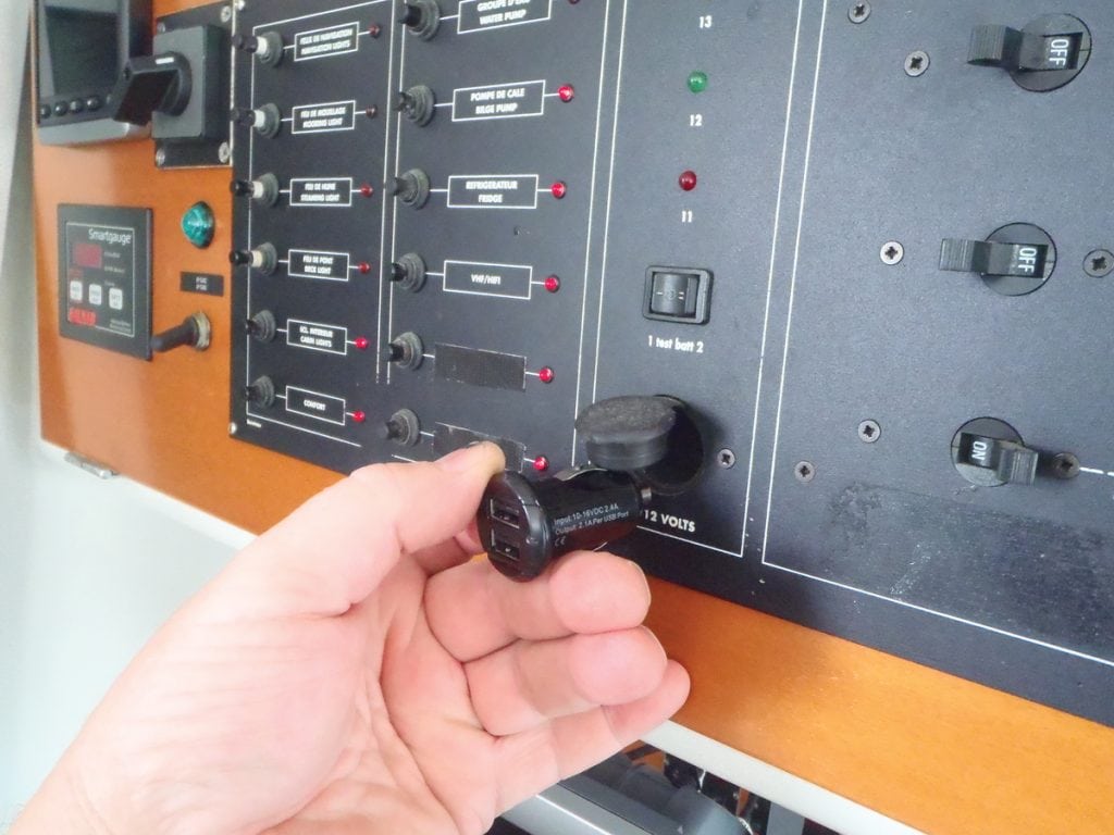 install a USB charger on your boat, how to install a USB charger on your boat, USB charger, iphone charger aboard, how to install a phone charger on your boat