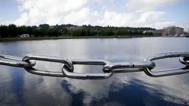 An image of a clean chain on a boat