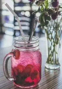 A berry breeze cocktail in a mason jar.