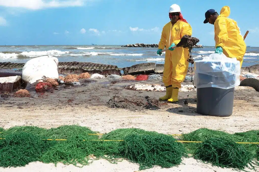 HSE_workers clean up from Deepwater Horizon