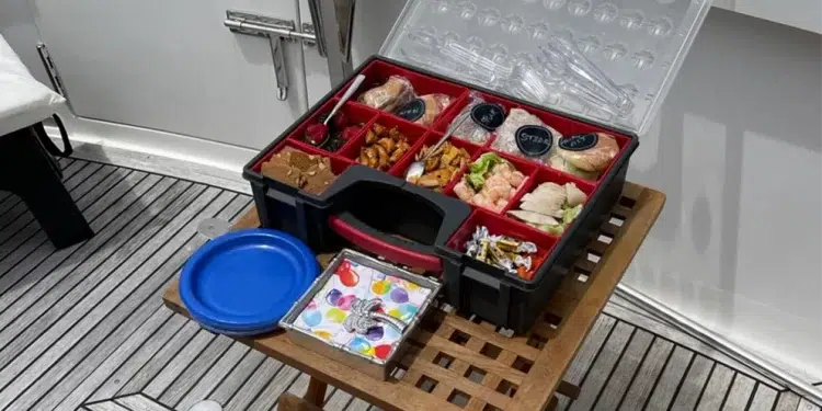 An example of the snacklebox displaying food