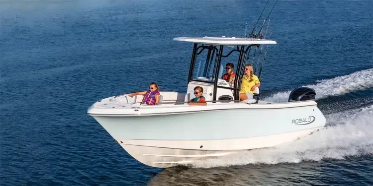 The Robalo R230 with a family onboard